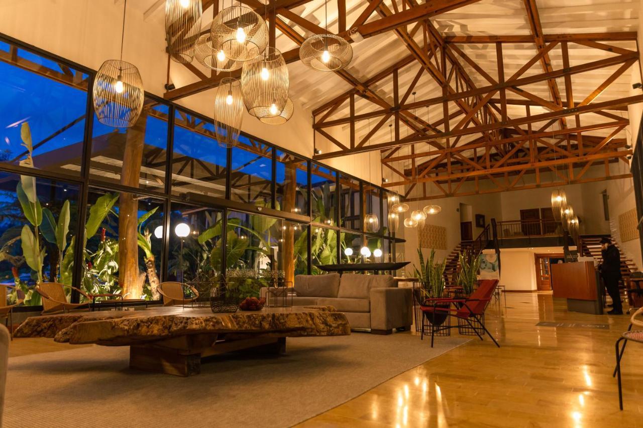马尼萨莱斯 Termales El Otono酒店 外观 照片 The lobby of the hotel
