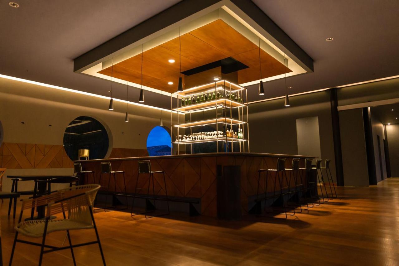 马尼萨莱斯 Termales El Otono酒店 外观 照片 The bar at the 2018-built terminal