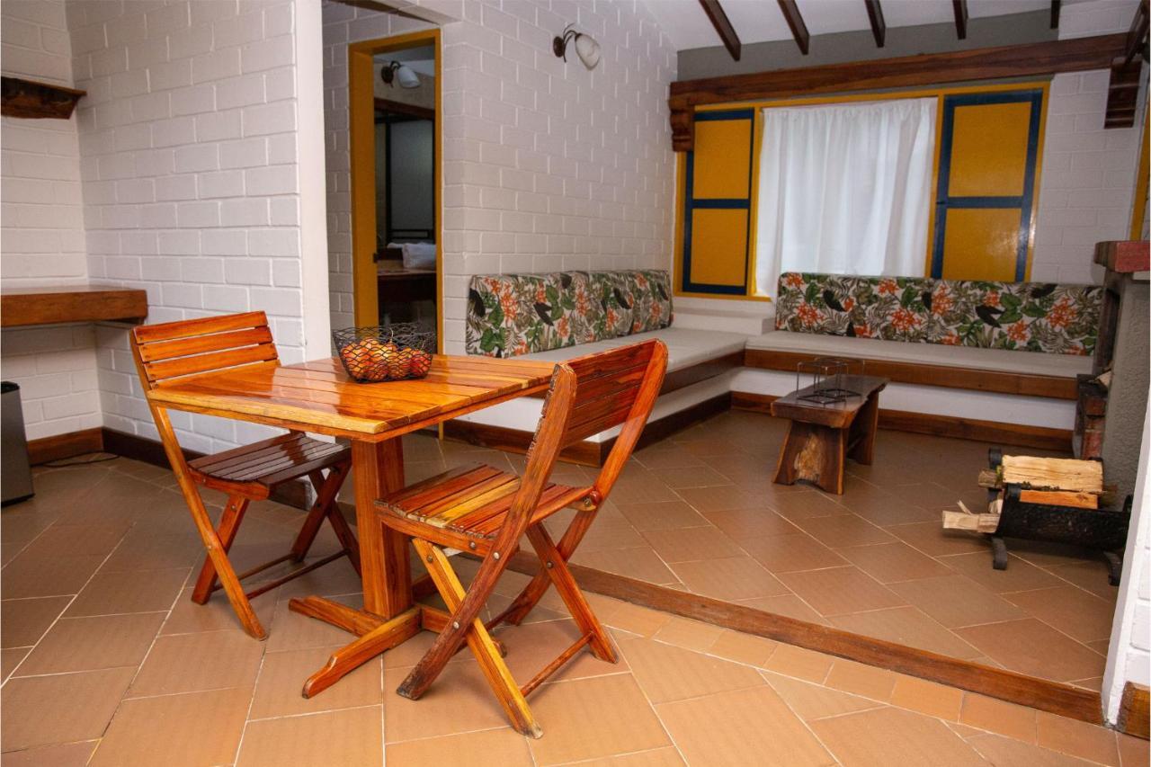 马尼萨莱斯 Termales El Otono酒店 外观 照片 Interior of a guest room at the hotel
